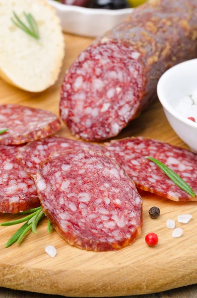 Włoskie salami na desce — Zdjęcie stockowe