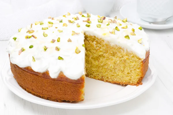 Pastel de naranja con yogur griego, miel y pistachos en un corte —  Fotos de Stock