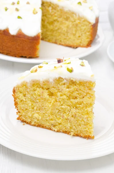 Pastel de naranja con yogur griego, miel y pistachos —  Fotos de Stock