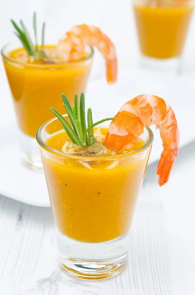 Pumpkin soup with shrimp, Parmesan and rosemary in portions — Stock Photo, Image