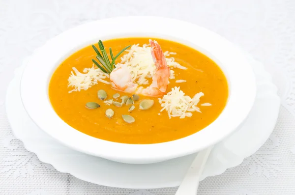 Sopa de calabaza con camarones, parmesano y romero — Foto de Stock