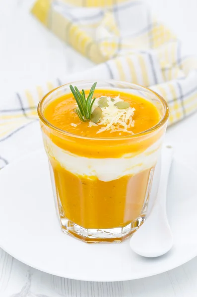 Zuppa di zucca con gamberetti, yogurt e rosmarino in un bicchiere — Foto Stock