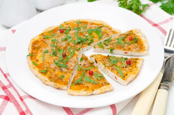 Нарезанная куриная пицца с томатным соусом, сыром и зеленью — стоковое фото