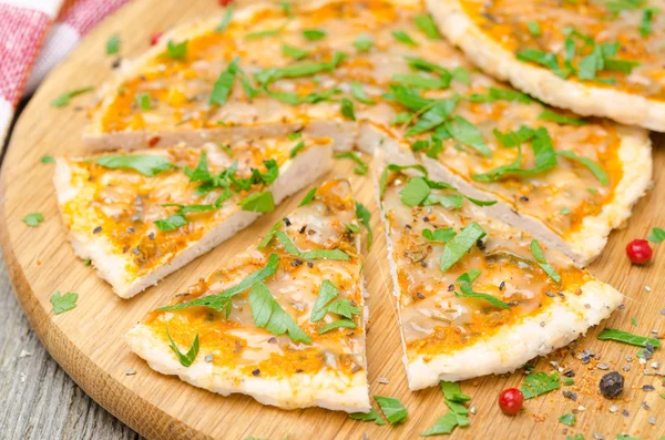 Dilimlenmiş tavuk pizza domates sosu, peynir ve maydanoz ile — Stok fotoğraf