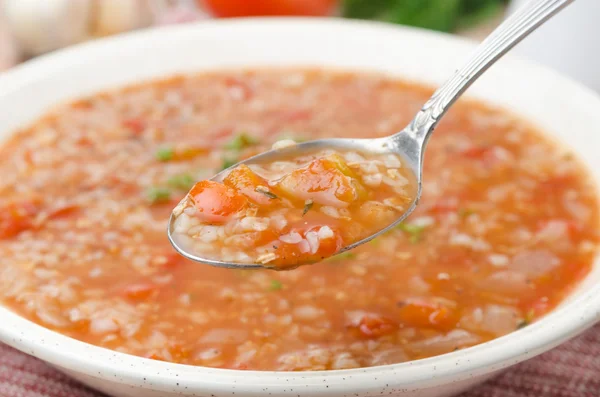 Cucharada de sopa de tomate con trigo sarraceno primer plano — Foto de Stock