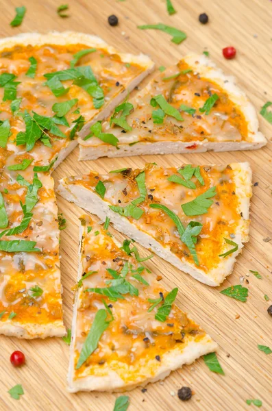 Skivad kyckling pizza med tomatsås, ost och persilja — Stockfoto