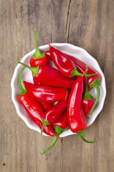 Witte kom met bovenaanzicht red hot chili peppers — Stockfoto