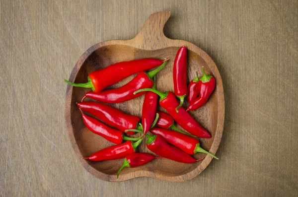 Ciotola di legno con peperoncino rosso (e spazio per il testo) vista dall'alto — Foto Stock