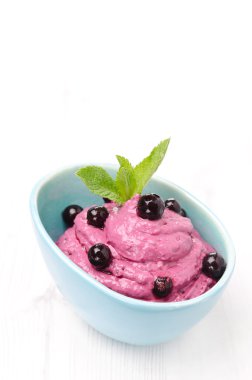 Siyah frenk üzümü mousse ile krem peynir, dikey kase