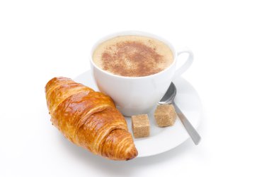 taze kruvasan ve fincan cappuccino ile izole kahverengi şeker