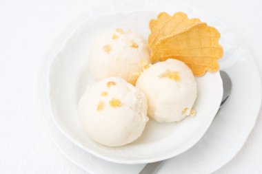 zencefil dondurma ile eritilmiş sütü ve ince waffle, üstten görünüm