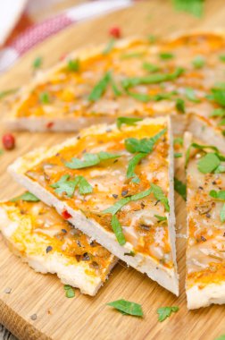 Pizza tavuk, domates sosu, peynir ve maydanoz, yakın çekim