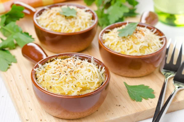 Baked chicken with mashed cauliflower and cheese, horizontal — Stock Photo, Image