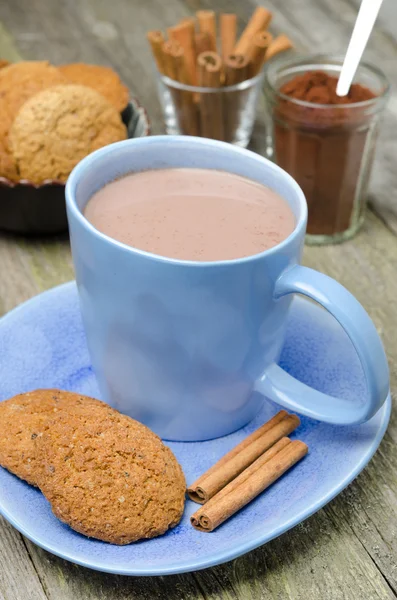 Blå kopp choklad med kanel och havregryn kakor — Stockfoto