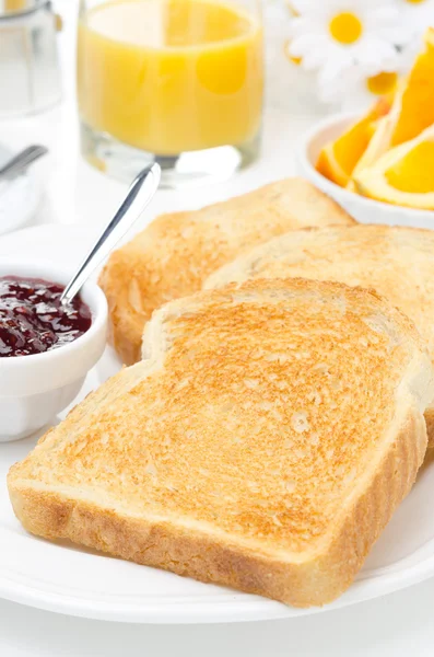 Ontbijt met toast, jam, koffie en oranje sap verticale — Stockfoto