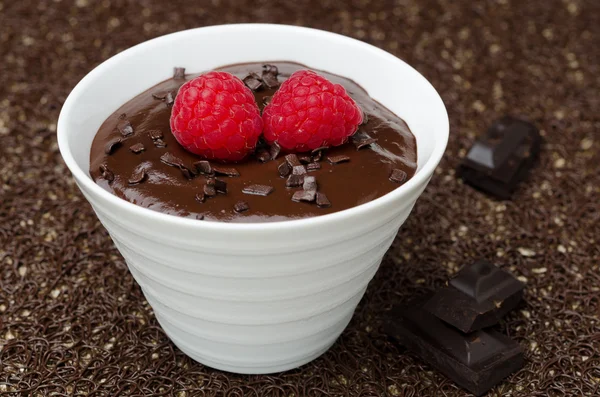 Mousse de chocolate con frambuesas frescas en un tazón blanco —  Fotos de Stock