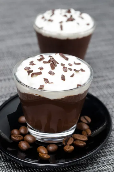 Mousse de chocolate y café con crema batida en vasos — Foto de Stock