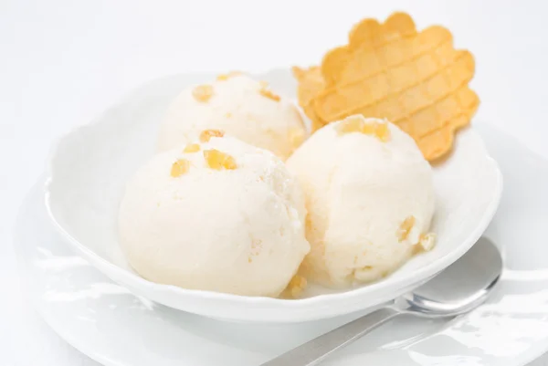 Крупный план имбирного мороженого с расплавленным молоком и тонкими вафлями — стоковое фото