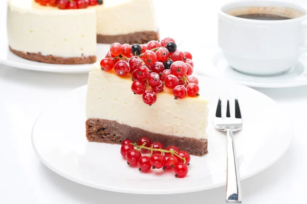Close-up of piece of cheesecake with red and black currants — Stock Photo, Image