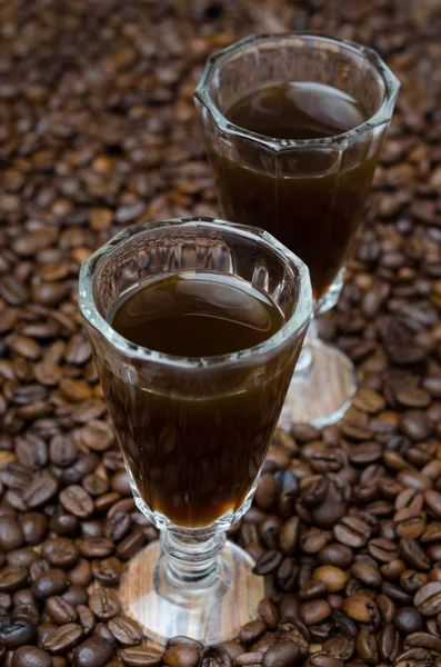 Licor de café em um copo de tiro, foco seletivo — Fotografia de Stock