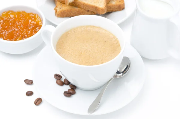 Tazza di cappuccino, latte, pane tostato fresco e marmellata su un bianco — Foto Stock
