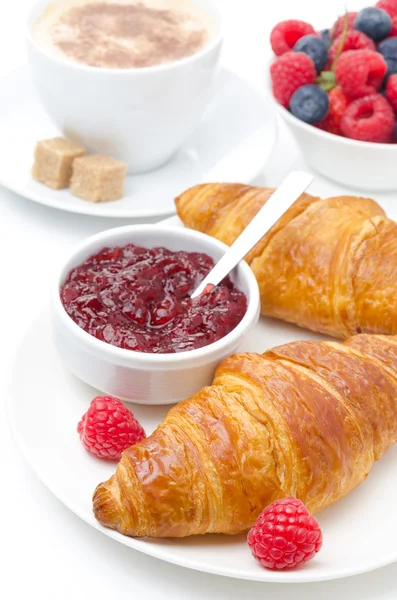 Leckeres Frühstück - frisches Croissant mit Himbeermarmelade — Stockfoto