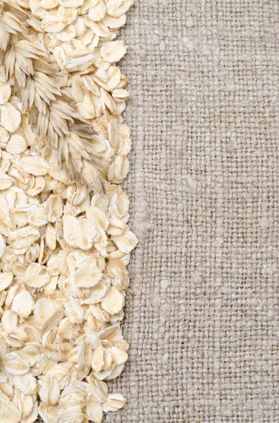 Рамка вівсяного борошна і пшеничного вуха на тлі мішковини — стокове фото
