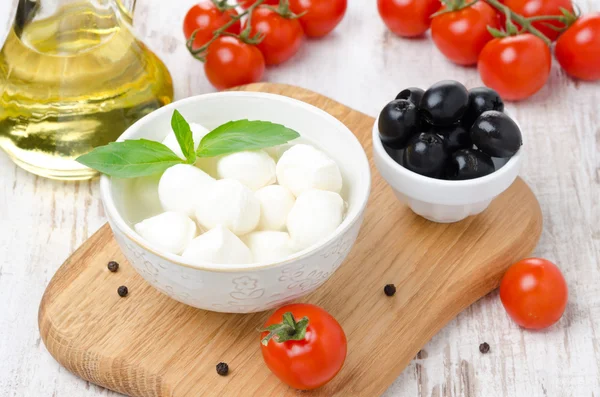 Färsk mozzarella i en skål, oliver och körsbärstomater — Stockfoto