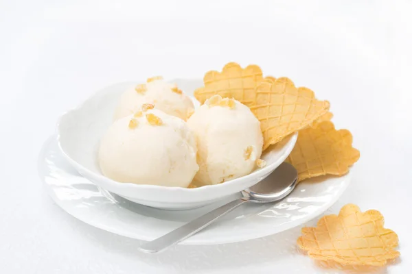 Helado de jengibre con leche derretida y gofres finos —  Fotos de Stock