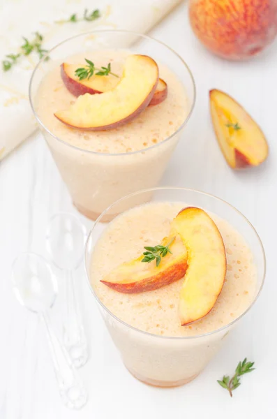 Soufflé de pêche et de pomme en verres en portions, vue sur le dessus — Photo