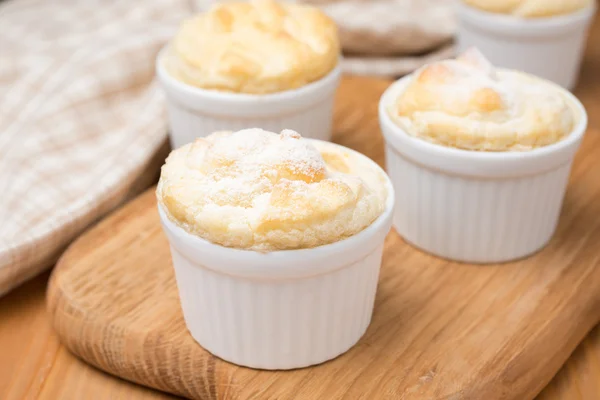 Soufflé di pesche in forma porzionata su una tavola di legno — Foto Stock