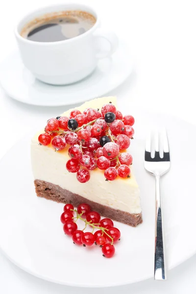 Pedaço de cheesecake com groselhas vermelhas e pretas e café — Fotografia de Stock