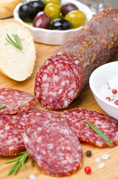 parçalar, ekmek ve zeytin ahşap tahta üzerinde dilimlenmiş salam