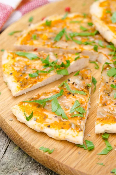 チキン、トマトソース、チーズ、パセリのピザ — ストック写真