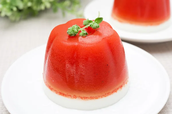 Panna cotta de tomate con pimienta ahumada y yogur en el plato —  Fotos de Stock