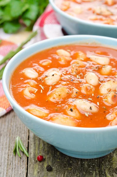 Tomatensuppe mit Nudeln, weißen Bohnen und Rosmarin, Nahaufnahme — Stockfoto