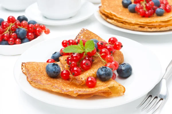 Breakfast with crepes and fresh berries — Stock Photo, Image