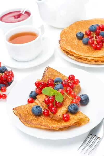 Breakfast with pancakes, fresh berries, jam and black tea — Stock Photo, Image