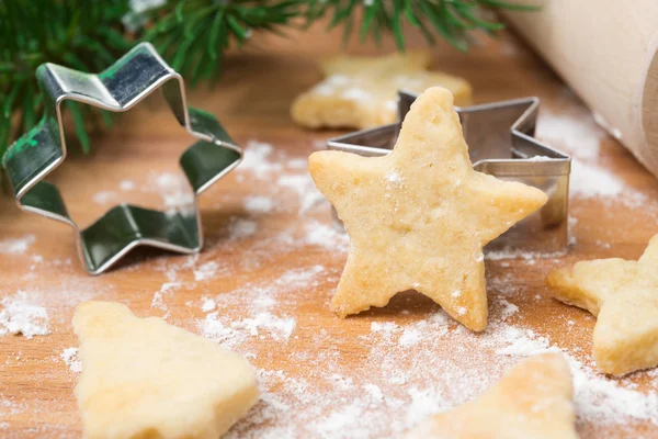Biscoitos de Natal em forma de estrelas e assadeira — Fotografia de Stock