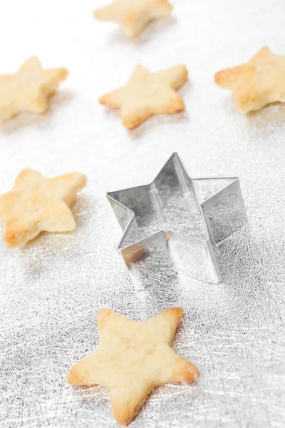 Galletas de Navidad estrellas y el plato para hornear en plata —  Fotos de Stock