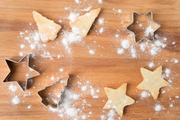 Galletas de Navidad y bandeja para hornear en una tabla de madera —  Fotos de Stock