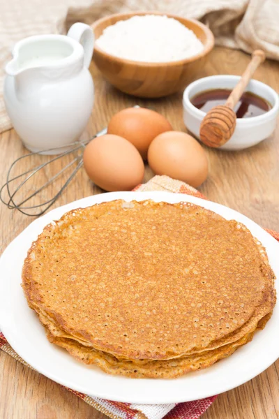 Crêpes und Zutaten zum Backen — Stockfoto