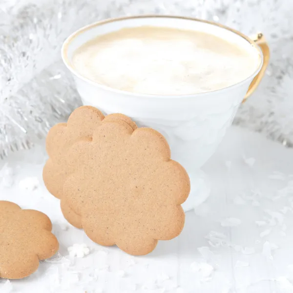 Kopp cappuccino och ingefära cookies — Stockfoto