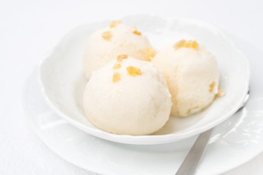 bir kapta eritilmiş sütlü zencefil dondurma