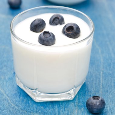 içinde cam yakın çekim yaban mersini ile yoğurt