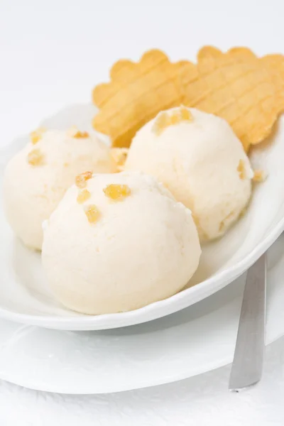 溶かされたミルク、薄いワッフルのクローズ アップと生姜のアイスクリーム — ストック写真