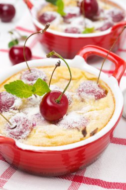 güveç (clafoutis) ramekin içinde kiraz ile yakın çekim
