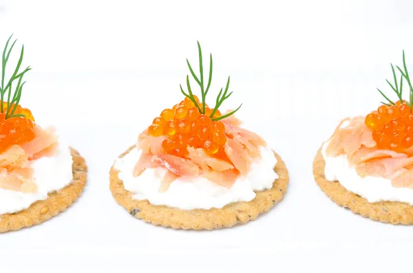 Craquelins d'entrée au fromage à la crème, saumon et caviar rouge — Photo