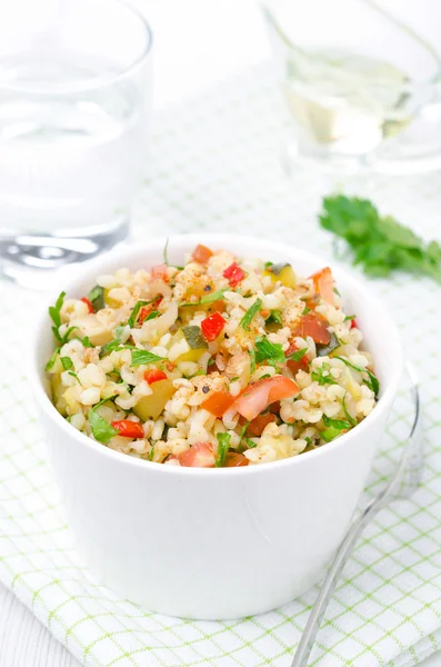 Bowl of salad with bulgur, zucchini, tomatoes, chili peppers — Stock Photo, Image