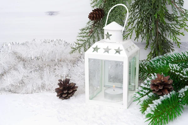 Linterna ardiente, ramas de abeto con conos y oropel de Navidad —  Fotos de Stock